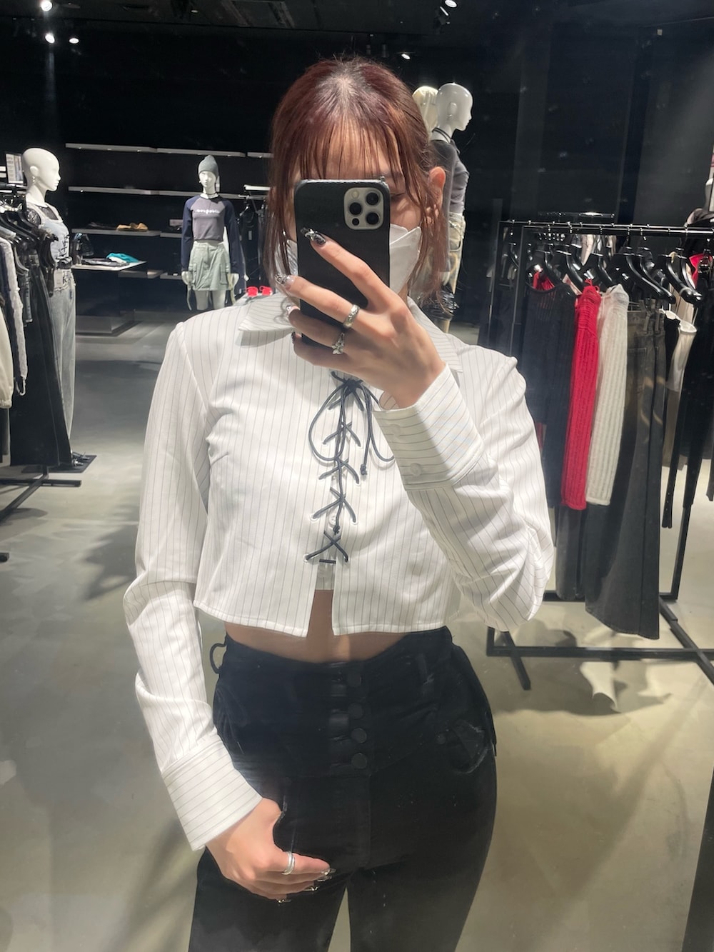 ホワイト系のシャツ/ブラウス、ブラック系のデニムパンツ、ブラック系のサンダルを着用したレディースの春コーディネートの4枚目の写真