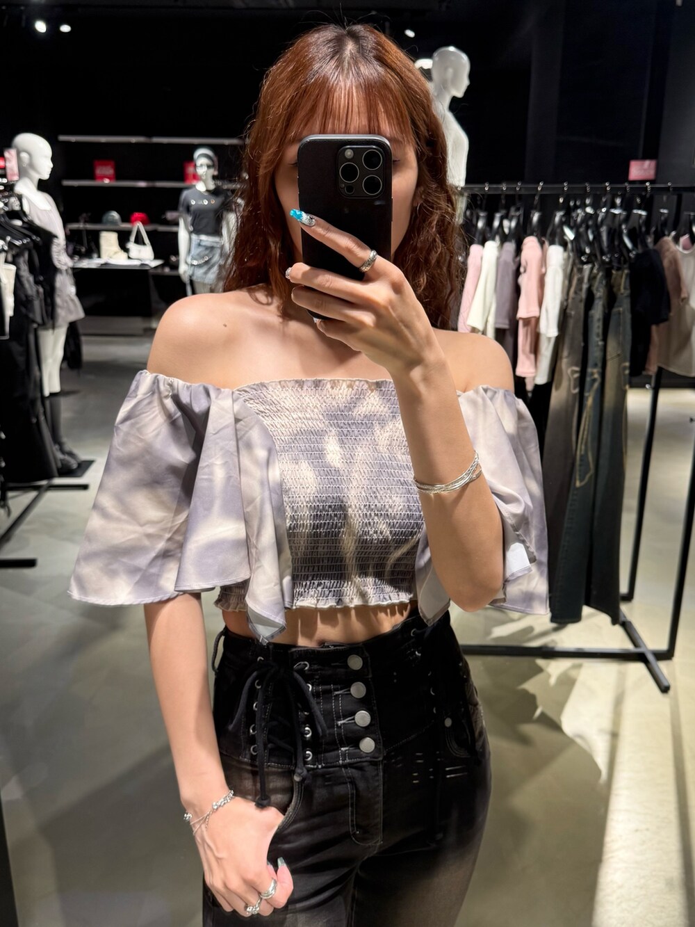 ベージュ系のTシャツ/カットソー、ブラック系のハンドバッグ、ブラック系のデニムパンツを着用したレディースの夏コーディネートの4枚目の写真