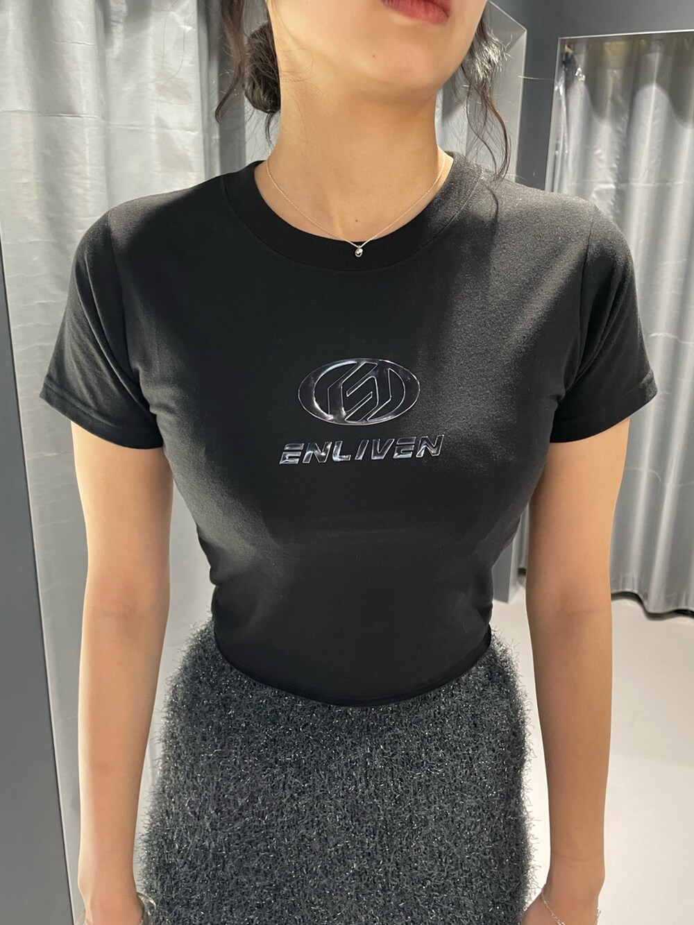 ブラック系のTシャツ/カットソー、グレー系のスカート、ブラック系のサンダルを着用したレディースの夏コーディネートの4枚目の写真