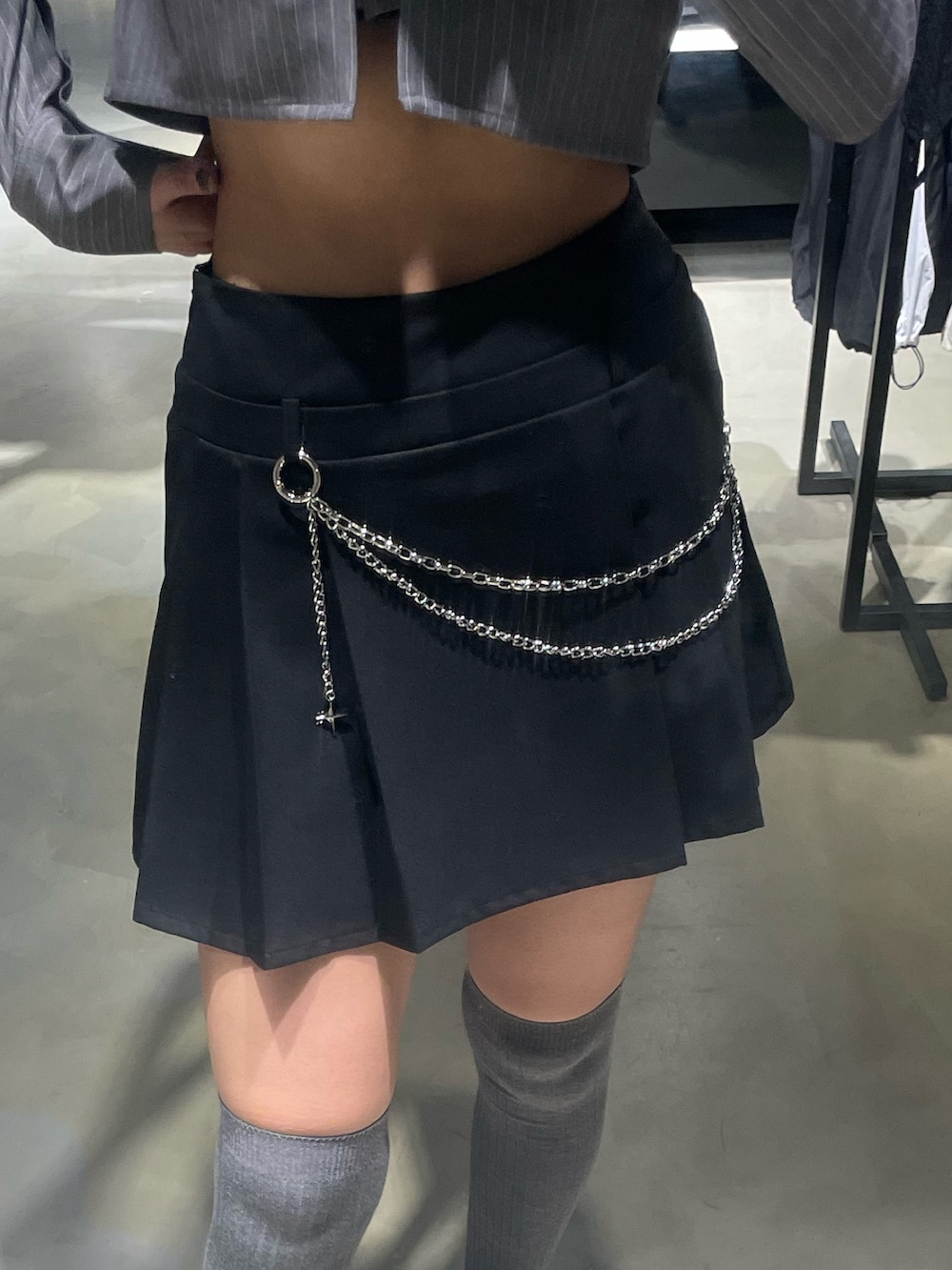 グレー系のシャツ/ブラウス、ブラック系のスカート、ブラック系のサンダルを着用したレディースの春コーディネートの6枚目の写真