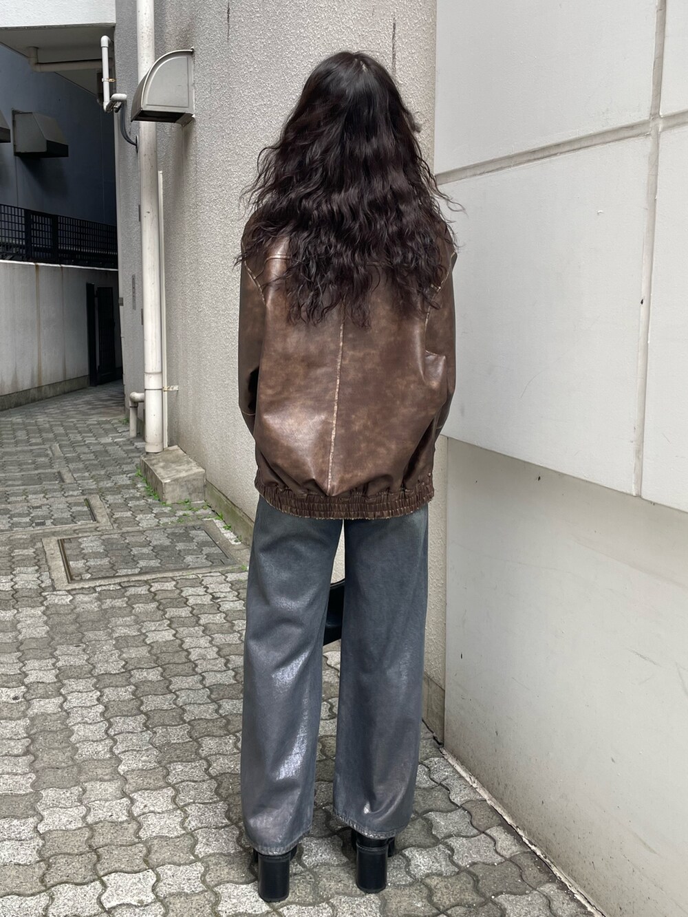 ホワイト系のシャツ/ブラウス、ブラウン系のブルゾン、ブルー系のデニムパンツを着用したレディースの秋コーディネートの3枚目の写真