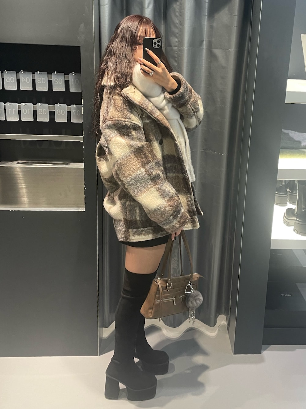 ブラック系のTシャツ/カットソー、その他のその他アウター、ブラック系のスカートを着用したレディースの冬コーディネートの2枚目の写真