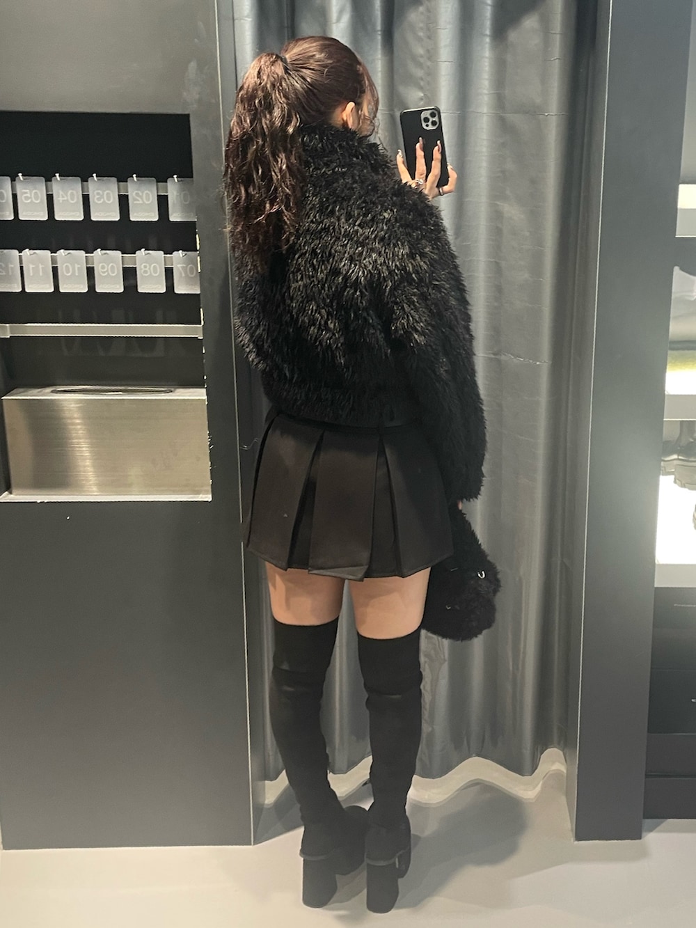 ブラック系のTシャツ/カットソー、ブラック系のブルゾン、ブラック系のスカートを着用したレディースの冬コーディネートの3枚目の写真