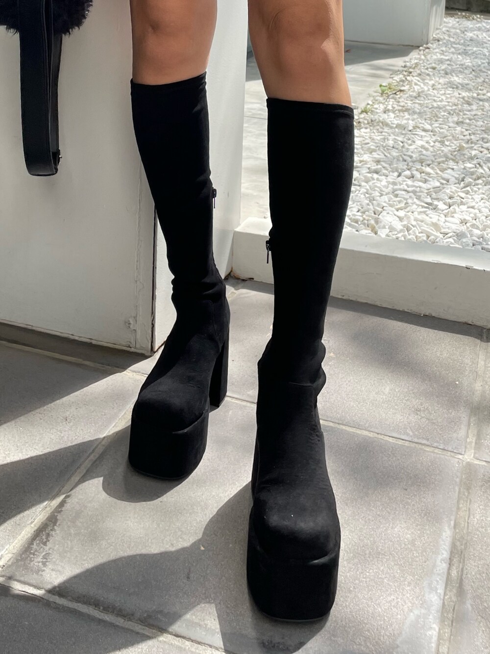 ブルー系のニット/セーター、ブラック系のスカート、ブラック系のハンドバッグを着用したレディースの秋コーディネートの7枚目の写真