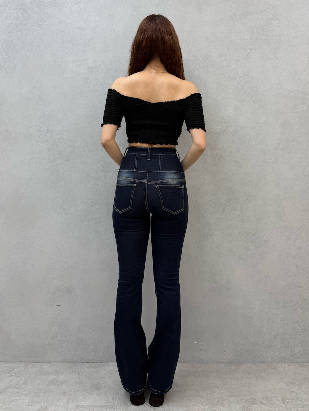 「EMODA、夏コーデ、デニム、デニムコーデ、デニムパンツ、フレアデニム、高身長女子、高身長コーデ、骨格ストレート、オフショル、厚底サンダル、サンダル、サンダルコーデ、レオパード、厚底シューズ」｜「EMODAのユニークチェーンネックレス（ネックレス、シルバー系）」を使った、菅谷レイナさん（骨格ストレート・レディース・168cm）の夏コーディネートの3枚目の写真