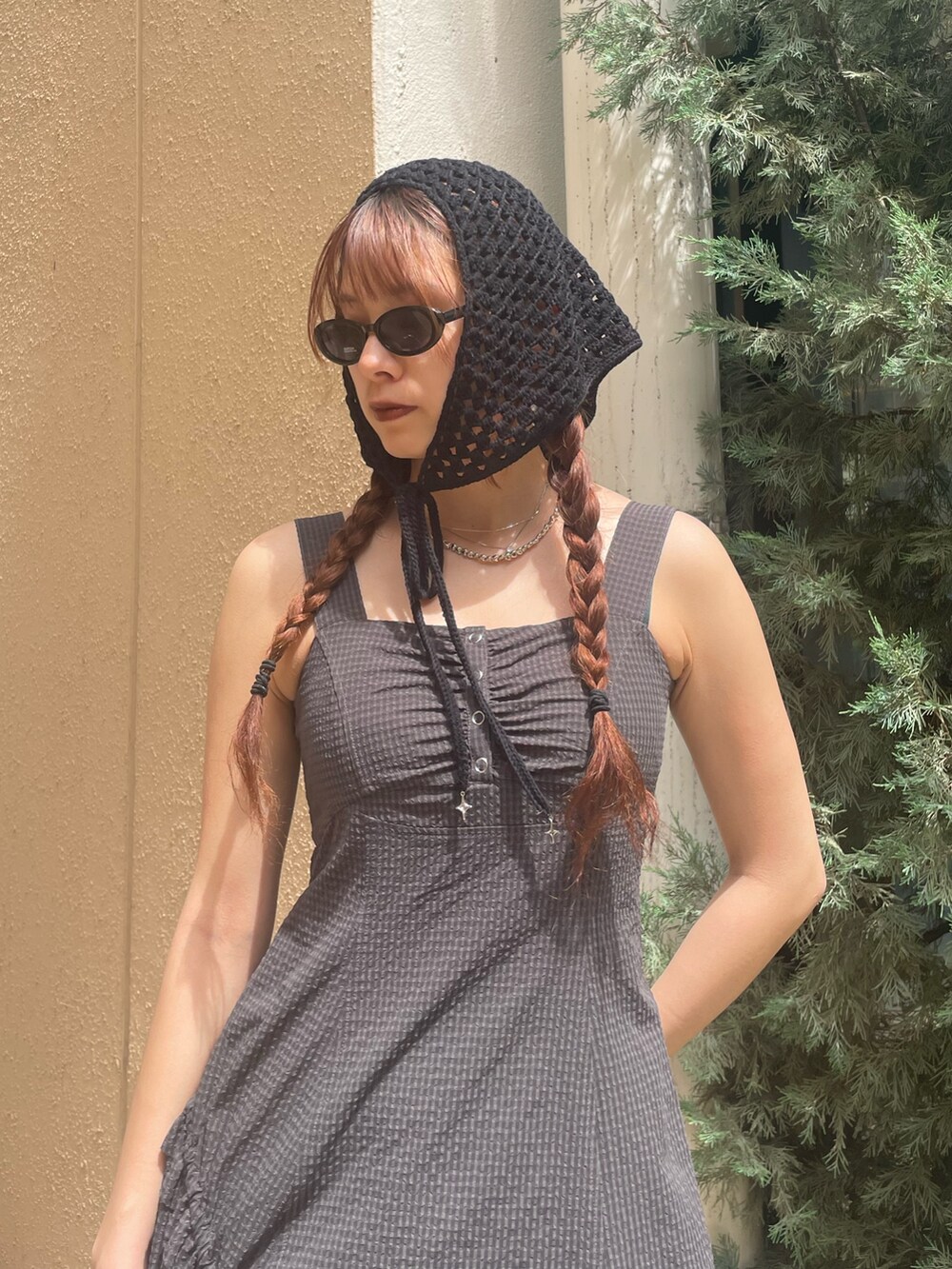 ブラック系のTシャツ/カットソー、グレー系のワンピース、ブラック系のハンドバッグを着用したレディースの春コーディネートの4枚目の写真