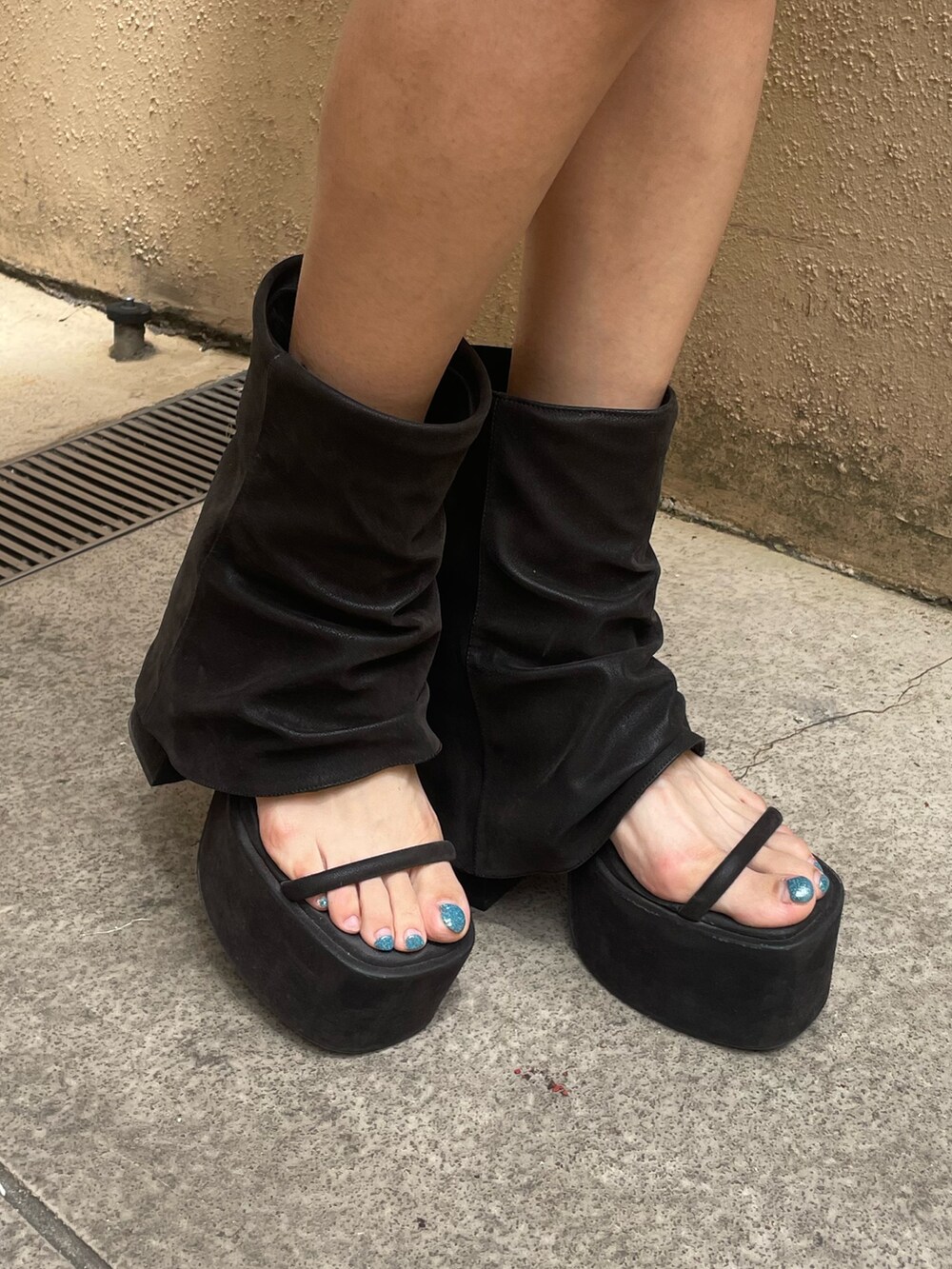 ブラック系のTシャツ/カットソー、ブルー系のスカート、ブラック系のサンダルを着用したレディースの夏コーディネートの9枚目の写真