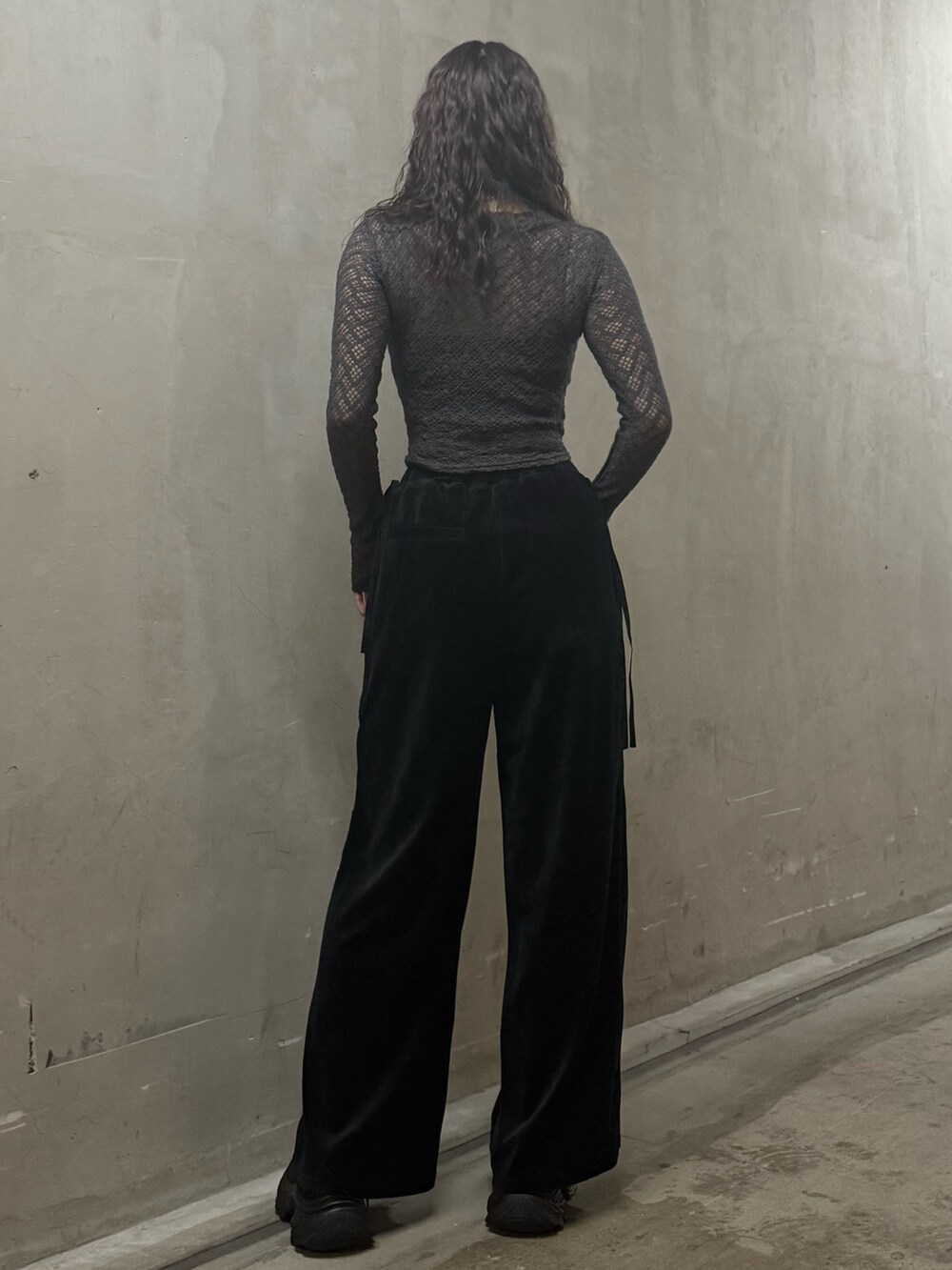 グレー系のTシャツ/カットソー、ブラック系のその他パンツ、ブラック系のスニーカーを着用したレディースの夏コーディネートの3枚目の写真