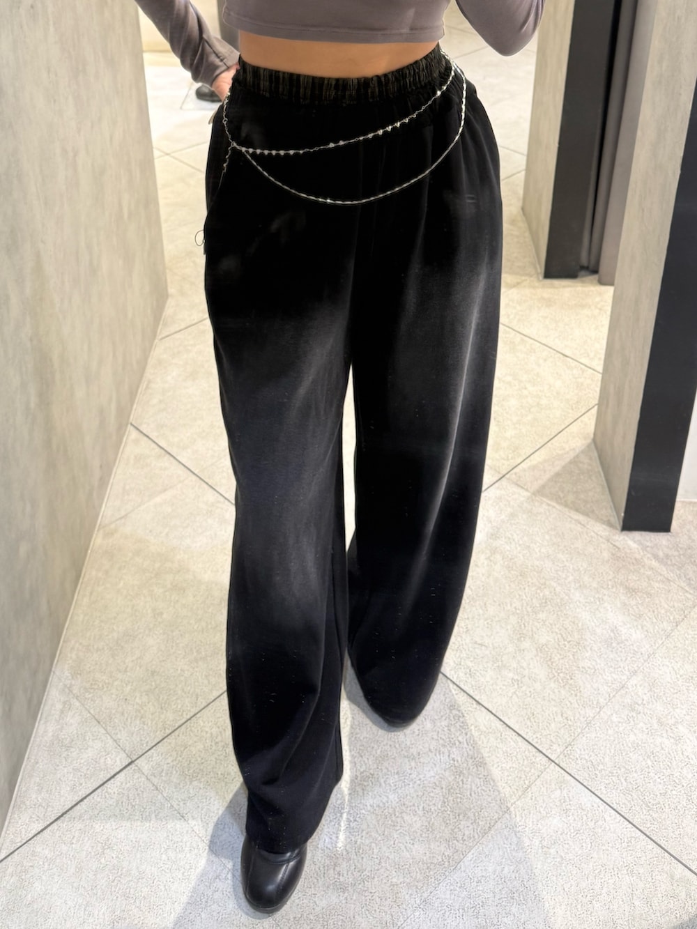 グレー系のTシャツ/カットソー、ブラック系のスウェットパンツ、ブラック系のスニーカーを着用したレディースの春コーディネートの5枚目の写真
