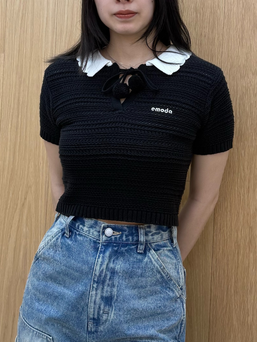 ブラック系のサンダル、ブルー系のデニムパンツ、ブラック系のニット/セーターを着用したレディースの春コーディネートの4枚目の写真