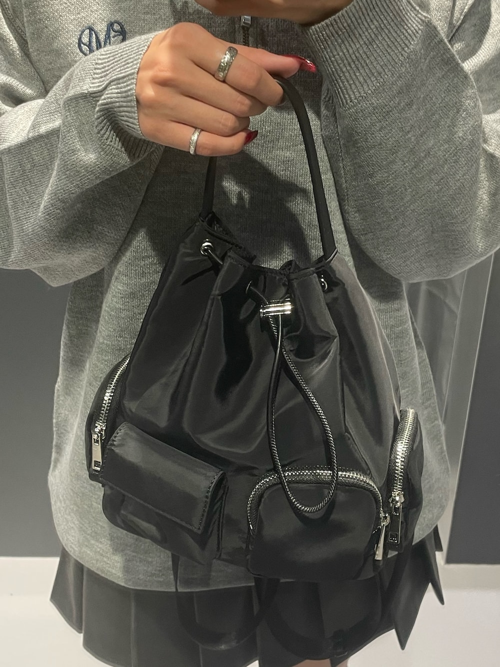 「EMODA、モノトーンコーデ、モノトーン、シンプルコーデ、高身長コーデ、骨格ストレート、ワンピース、ミニワンピ、ハーフジップ、ビーニー、プリーツスカート、レザースカート、ロングブーツ、厚底ブーツ、ハンドバッグ」｜「EMODAのボックスEマークビーニー（ニットキャップ/ビーニー、ブラック系）」を使った、菅谷レイナさん（レディース・168cm）の秋コーディネートの6枚目の写真