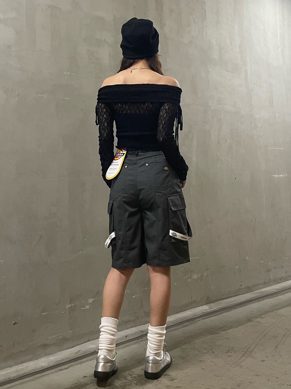 ブラック系のTシャツ/カットソー、ブラック系のTシャツ/カットソー、グレー系のその他パンツを着用したレディースの春コーディネートの3枚目の写真