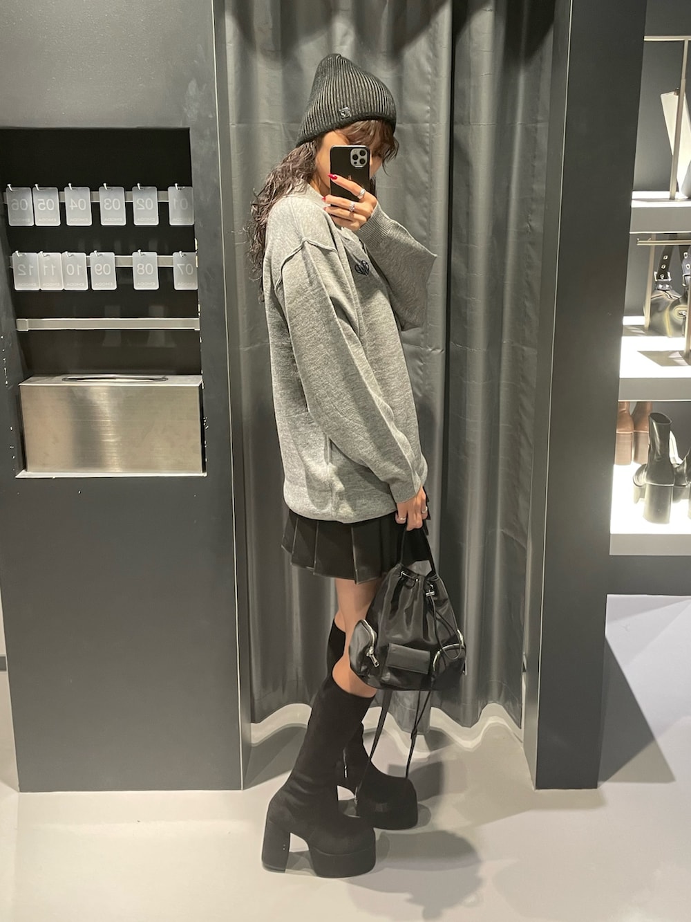 「EMODA、モノトーンコーデ、モノトーン、シンプルコーデ、高身長コーデ、骨格ストレート、ワンピース、ミニワンピ、ハーフジップ、ビーニー、プリーツスカート、レザースカート、ロングブーツ、厚底ブーツ、ハンドバッグ」｜「EMODAのボックスEマークビーニー（ニットキャップ/ビーニー、ブラック系）」を使った、菅谷レイナさん（レディース・168cm）の秋コーディネートの2枚目の写真