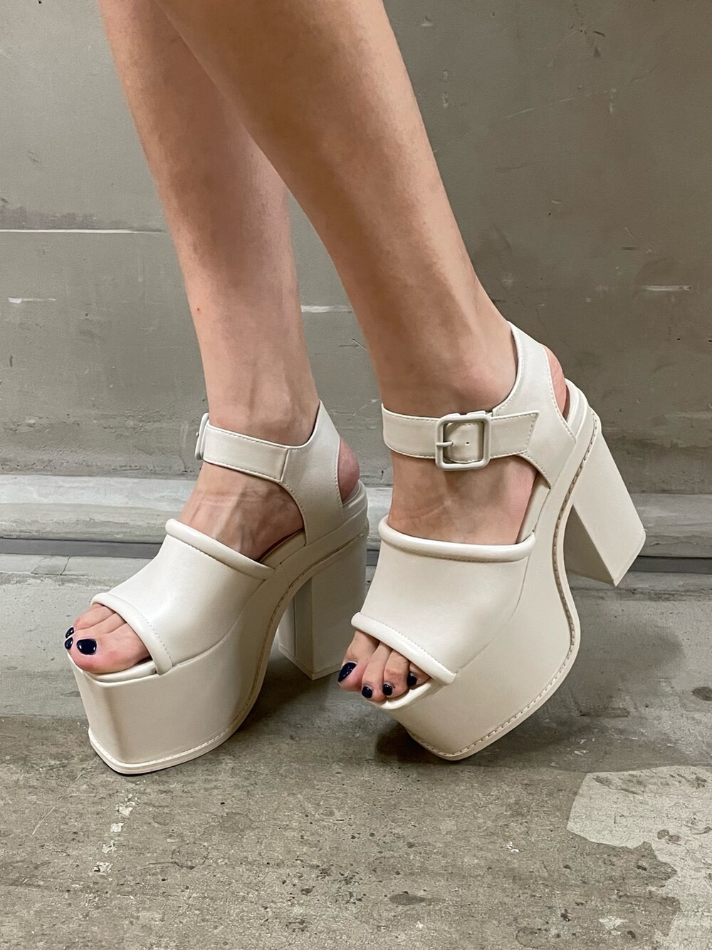 ホワイト系のシャツ/ブラウス、その他のワンピース、ホワイト系のサンダルを着用したレディースの夏コーディネートの7枚目の写真