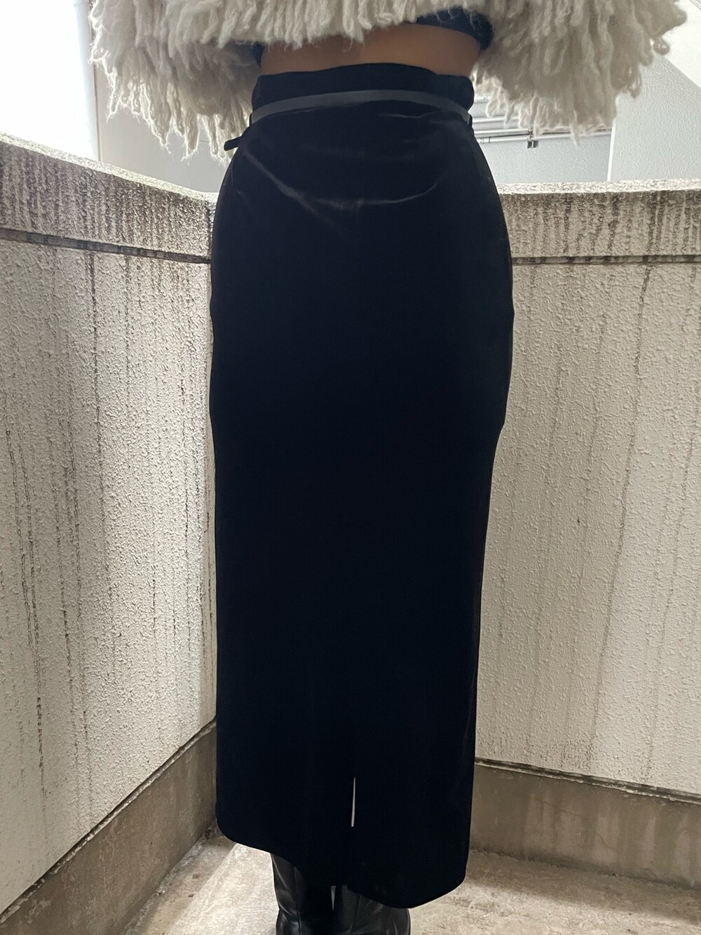 ホワイト系のニット/セーター、ブラック系のスカート、ブラック系のブーツを着用したレディースの秋コーディネートの9枚目の写真