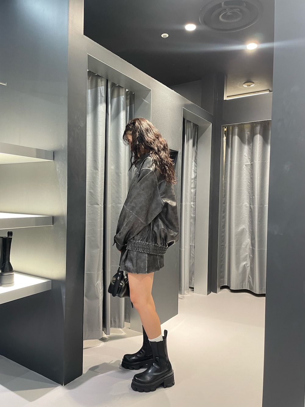 「EMODA、y2k、カジュアルコーデ、モノトーンコーデ、モノトーン、海外系ファッション、高身長コーデ、高身長女子、セットアップ、レザー、ブルゾン、プリーツスカート、ロンT、レザースカート、サイドゴアブーツ」|「EMODAのボックスEマークネックレス(ネックレス、シルバー系)」を使った、菅谷レイナさん(レディース・168cm)の夏コーディネートの2枚目の写真