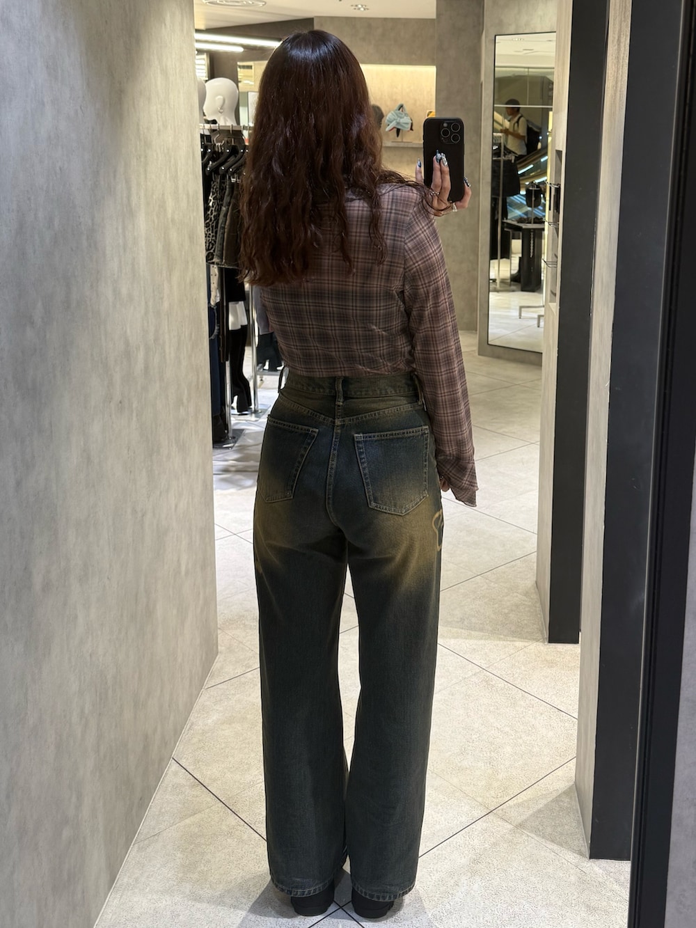 ベージュ系のシャツ/ブラウス、ブラック系のキャミソール、ブルー系のデニムパンツを着用したレディースの秋コーディネートの3枚目の写真