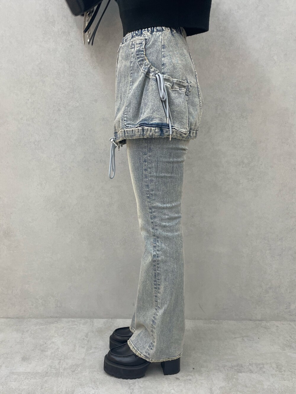 ホワイト系のシャツ/ブラウス、ブルー系のデニムパンツ、ブラック系のショルダーバッグを着用したレディースの夏コーディネートの8枚目の写真