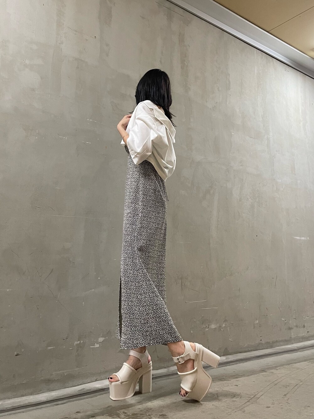 ホワイト系のシャツ/ブラウス、その他のワンピース、ホワイト系のサンダルを着用したレディースの夏コーディネートの2枚目の写真