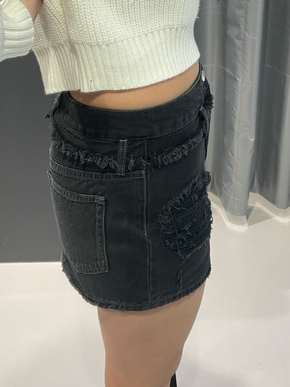 その他のニット/セーター、ブラック系のスカート、ブラック系のブーツを着用したレディースの冬コーディネートの6枚目の写真