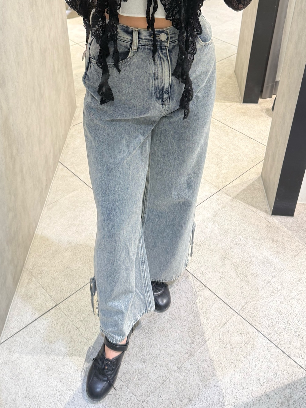 ブラック系のTシャツ/カットソー、ホワイト系のニット/セーター、ブルー系のデニムパンツを着用したレディースの春コーディネートの5枚目の写真