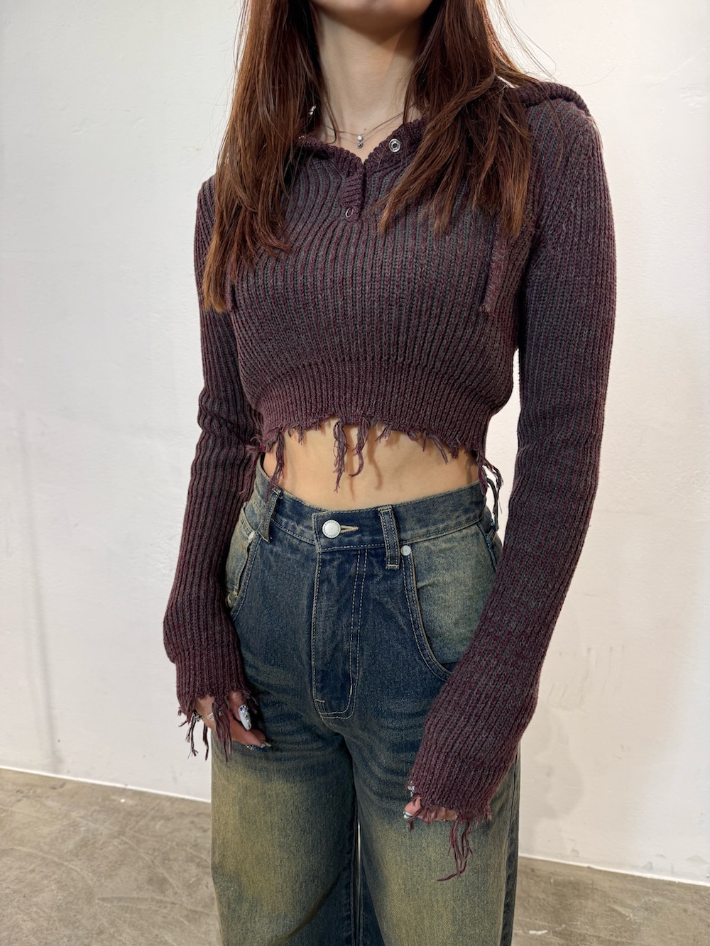 レッド系のニット/セーター、ブルー系のデニムパンツ、ブラック系のブーツを着用したレディースの冬コーディネートの4枚目の写真