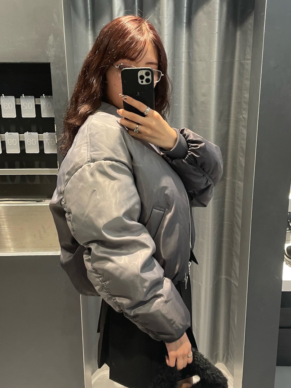 ブラック系のTシャツ/カットソー、グレー系のブルゾン、ブラック系のスカートを着用したレディースの冬コーディネートの5枚目の写真