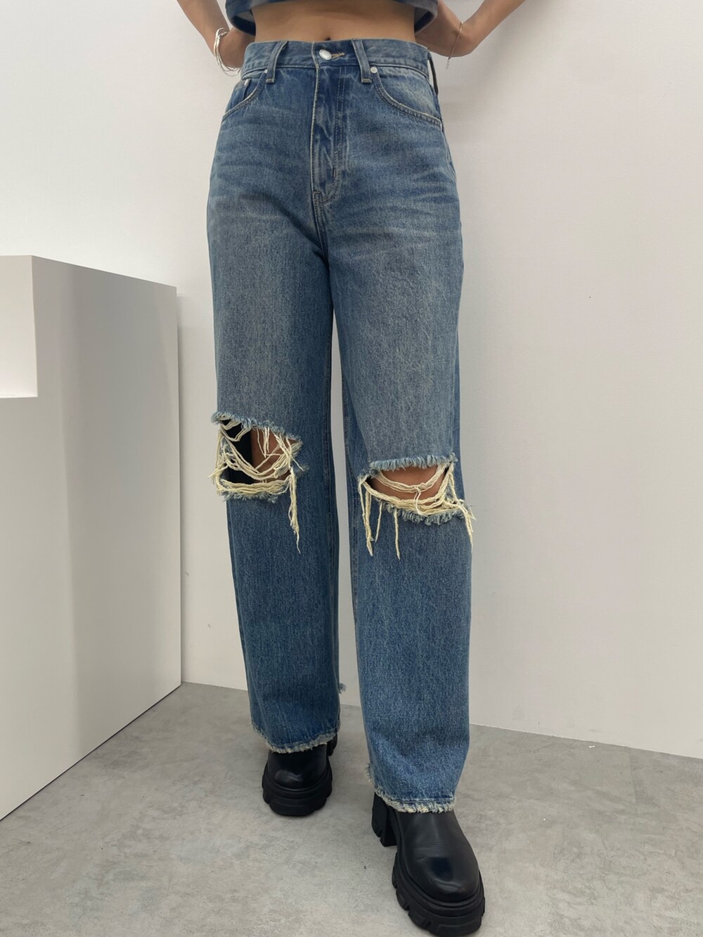 その他のTシャツ/カットソー、ブルー系のデニムパンツ、ブラック系のブーツを着用したレディースの夏コーディネートの7枚目の写真