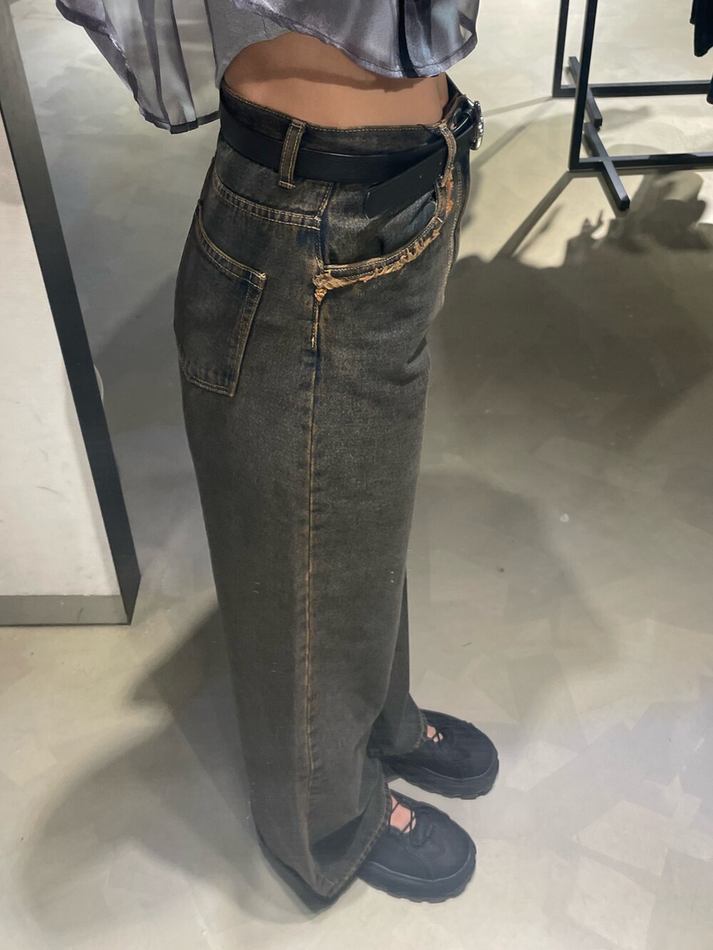 グレー系のニット/セーター、ブルー系のシャツ/ブラウス、ブルー系のデニムパンツを着用したレディースの春コーディネートの7枚目の写真