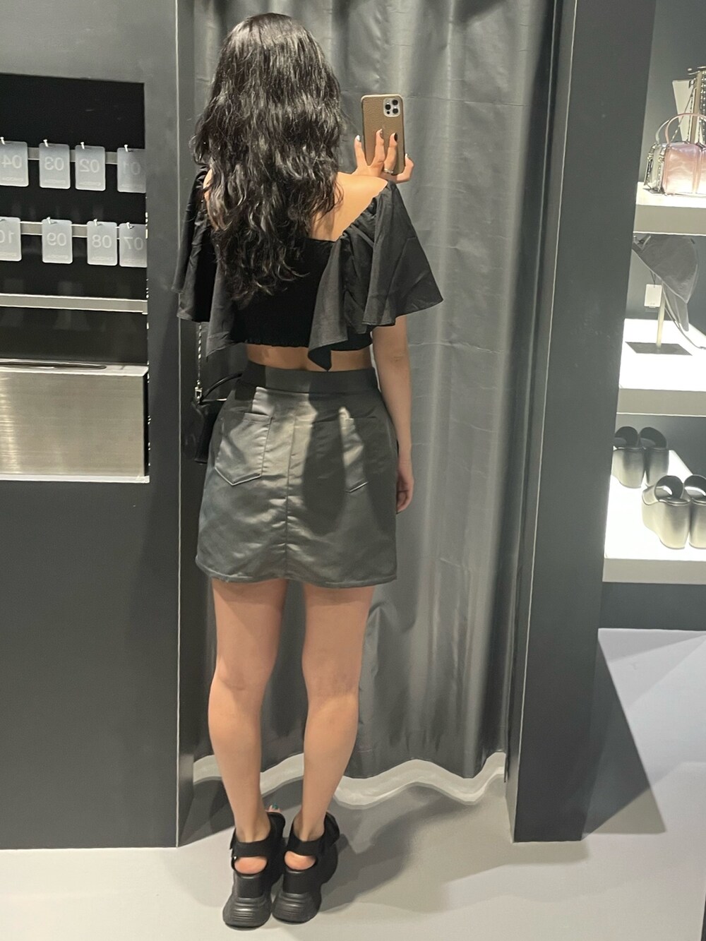 ブラック系のTシャツ/カットソー、ブラック系のハンドバッグ、グレー系のスカートを着用したレディースの夏コーディネートの3枚目の写真