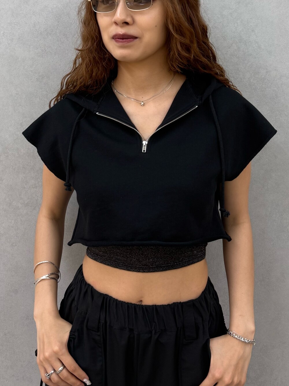 ブラック系のTシャツ/カットソー、ブラック系のTシャツ/カットソー、ブラック系のサンダルを着用したレディースの夏コーディネートの4枚目の写真