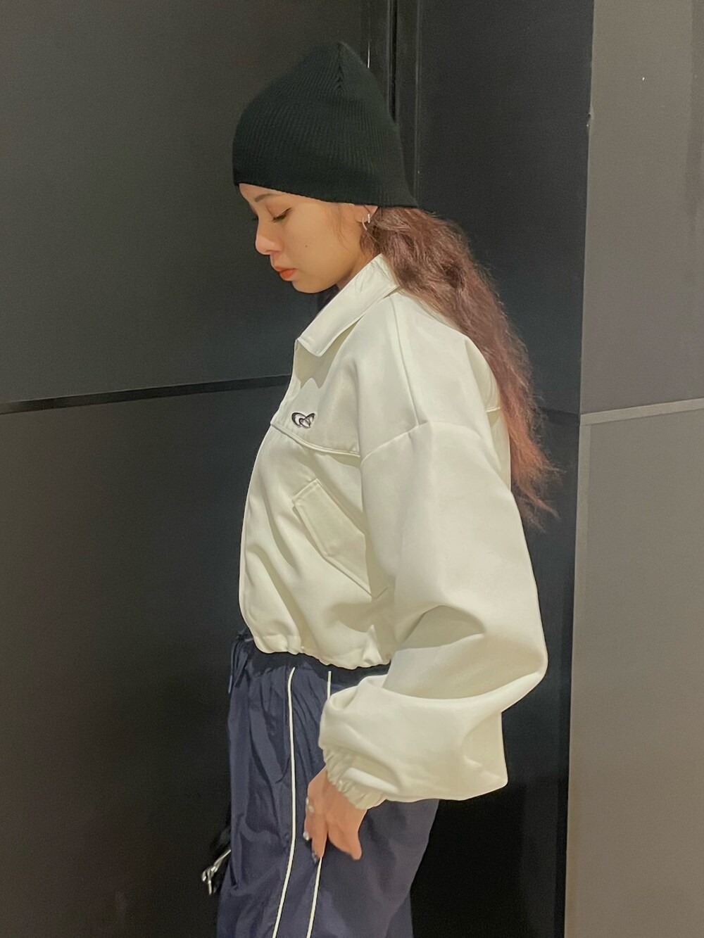 ブラック系のTシャツ/カットソー、ホワイト系のブルゾン、ブルー系のその他パンツを着用したレディースの春コーディネートの5枚目の写真