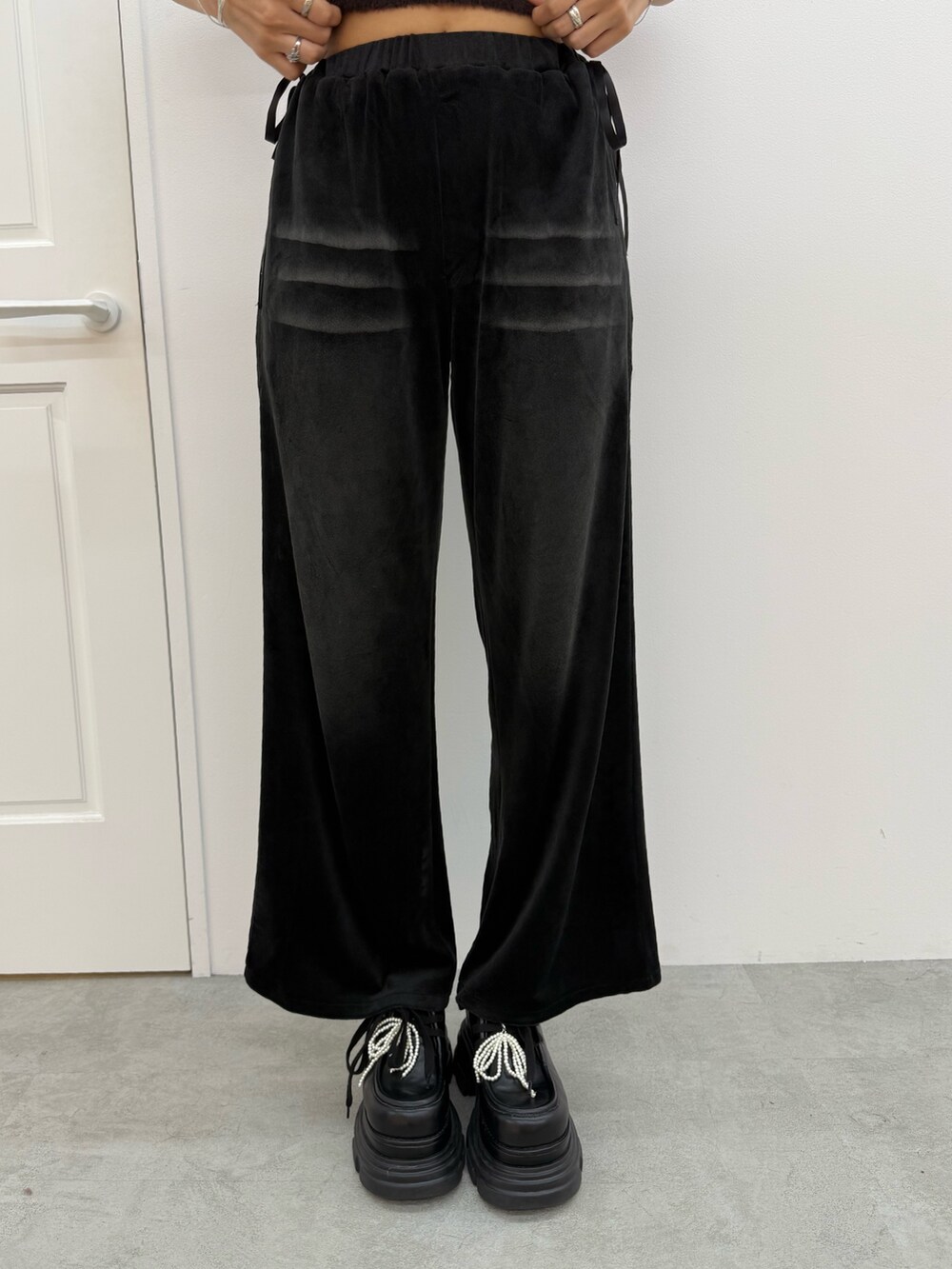 ブラウン系のニット/セーター、ブラック系のその他パンツ、ブラック系のローファーを着用したレディースの夏コーディネートの5枚目の写真