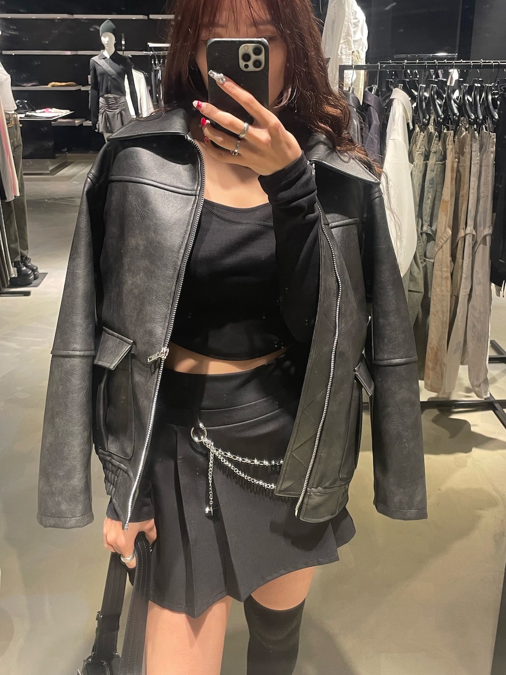 ブラック系のTシャツ/カットソー、ブラック系のブルゾン、ブラック系のショルダーバッグを着用したレディースの春コーディネートの4枚目の写真