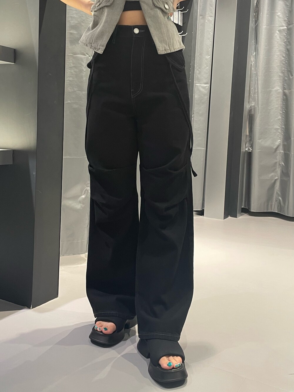 ブラック系のTシャツ/カットソー、グレー系のキャミソール、ブラック系のデニムパンツを着用したレディースの夏コーディネートの7枚目の写真