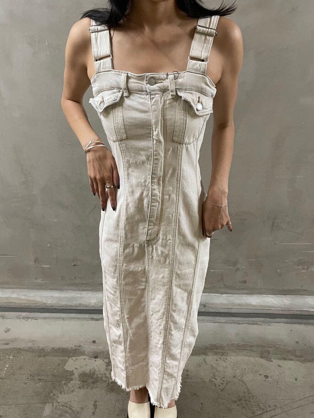 ブラック系のTシャツ/カットソー、ホワイト系のワンピース、ホワイト系のサンダルを着用したレディースの夏コーディネートの4枚目の写真