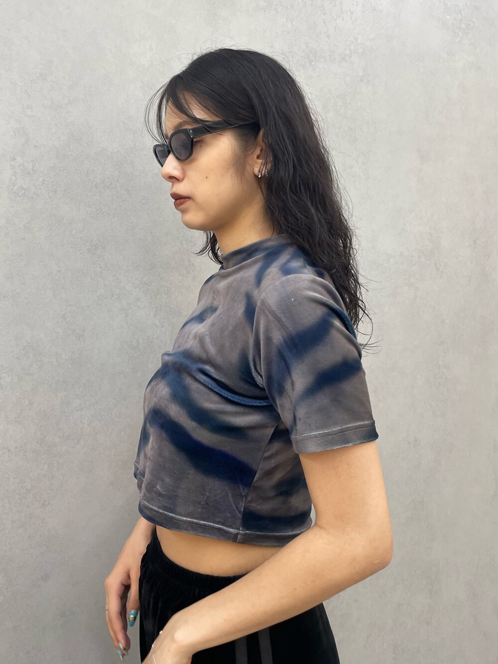 その他のTシャツ/カットソー、ブルー系のデニムパンツ、ブラック系のブーツを着用したレディースの夏コーディネートの5枚目の写真