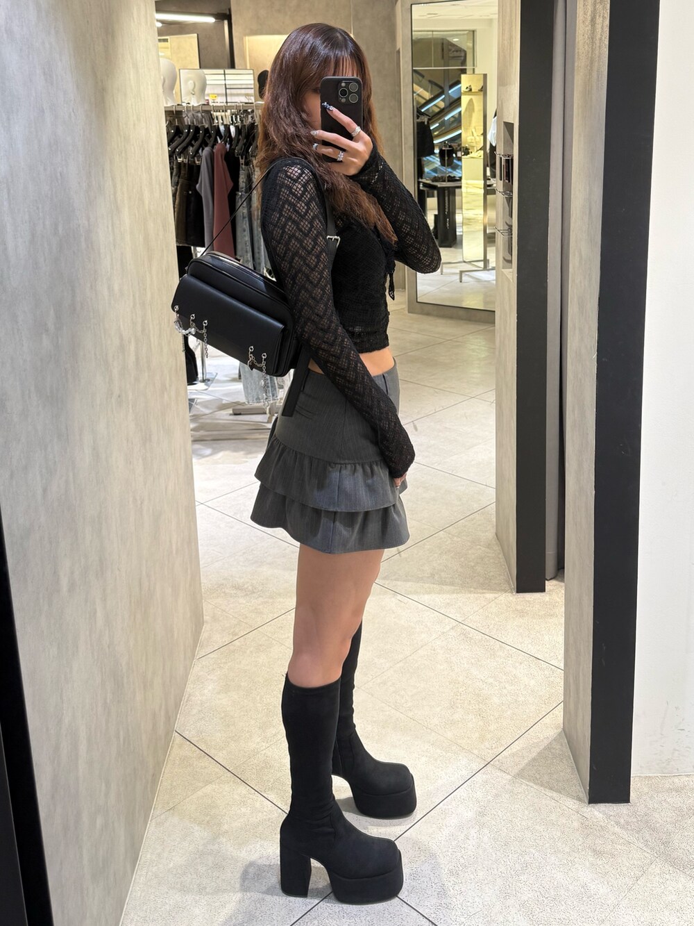 ブラック系のTシャツ/カットソー、ブラック系のハンドバッグ、ブラック系のキャミソールを着用したレディースの秋コーディネートの2枚目の写真