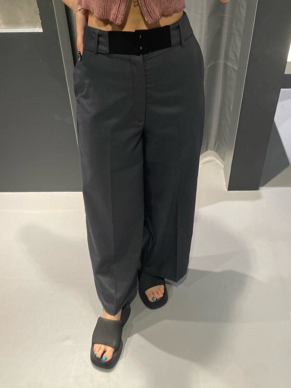 ピンク系のニット/セーター、グレー系のその他パンツ、ブラック系のサンダルを着用したレディースの夏コーディネートの6枚目の写真