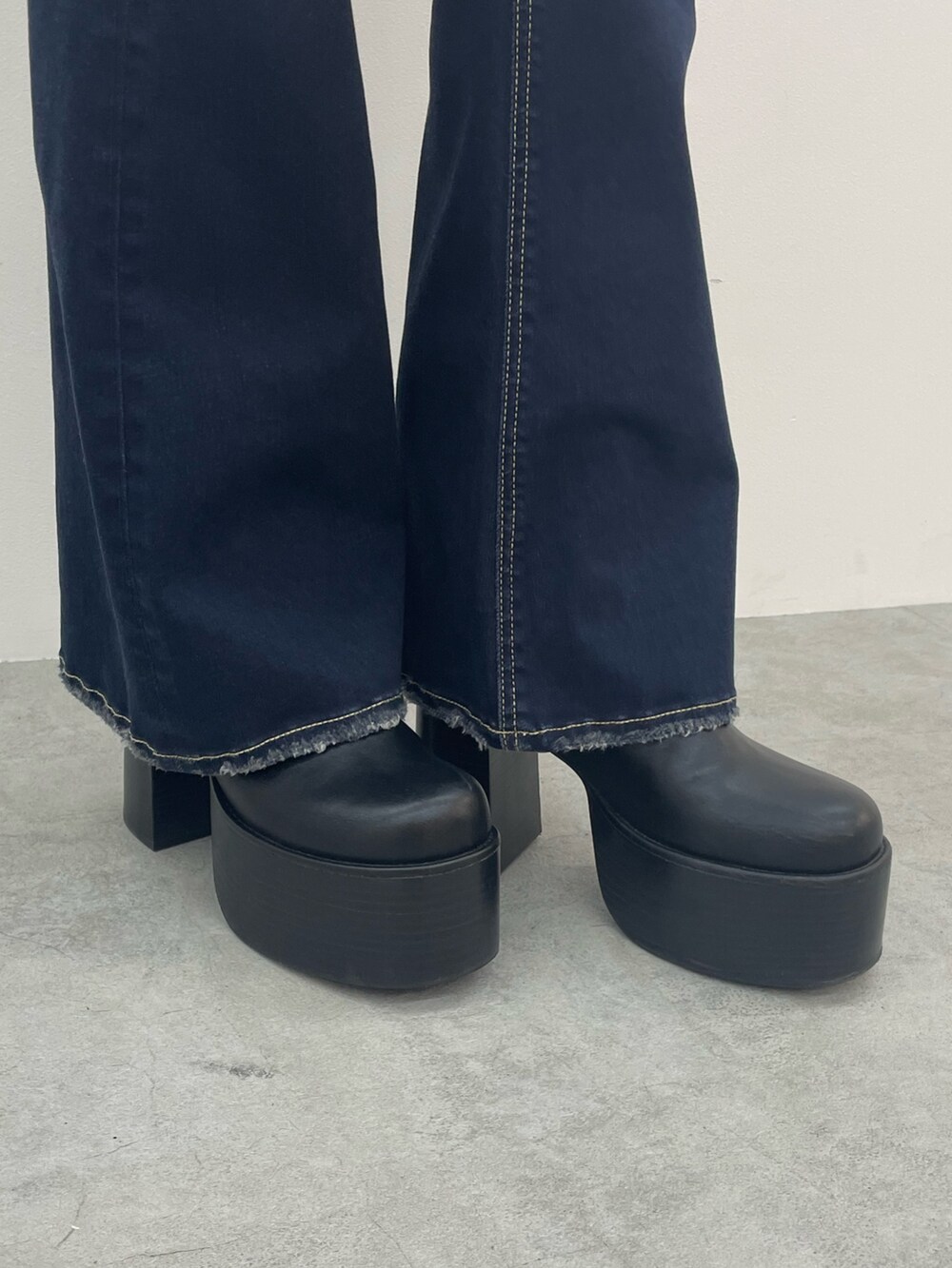 ブルー系のニット/セーター、ブルー系のデニムパンツ、シルバー系のハンドバッグを着用したレディースの秋コーディネートの10枚目の写真