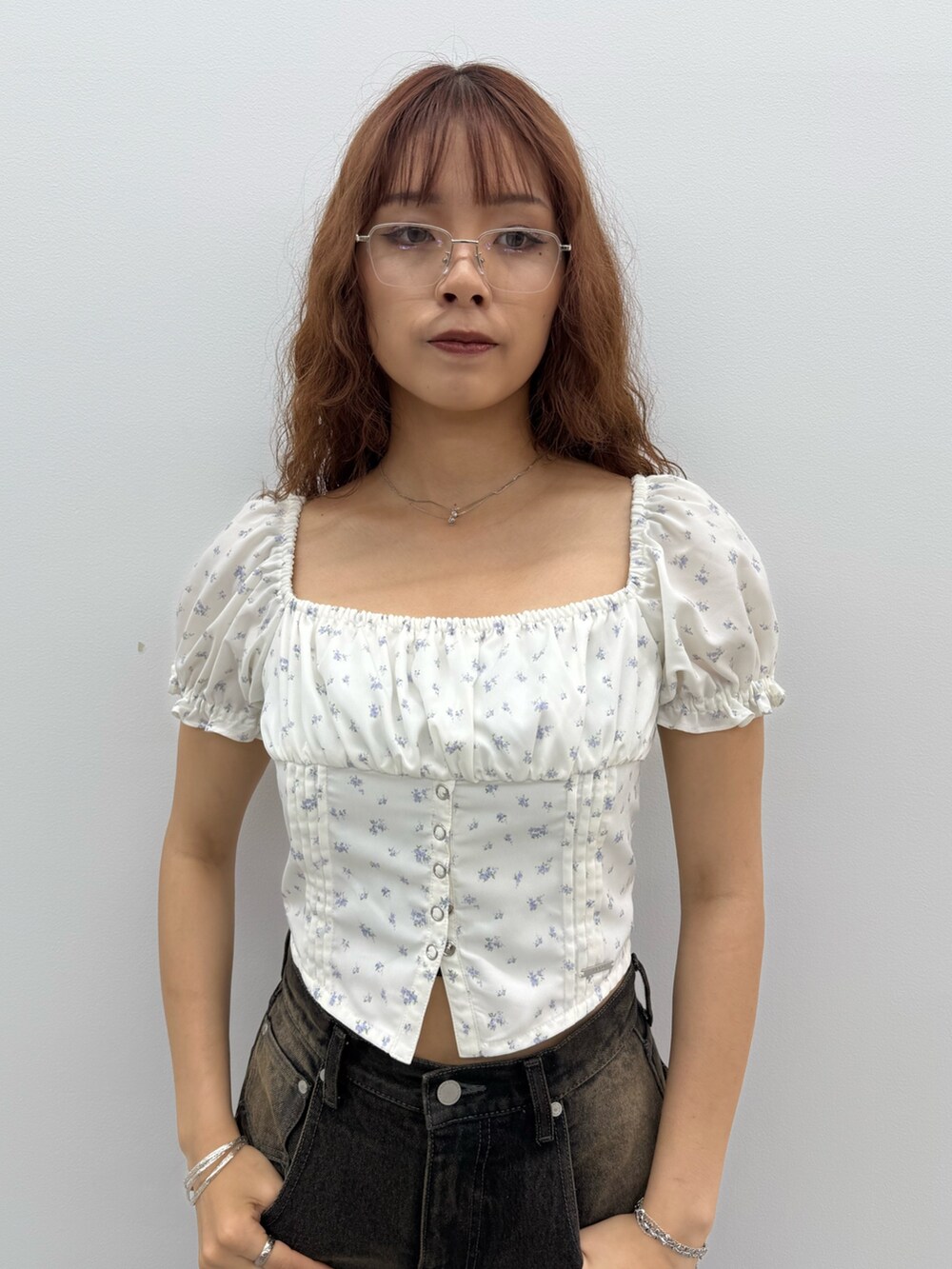 ブラック系のデニムパンツ、ブラック系のサンダル、シルバー系のネックレスを着用したレディースの夏コーディネートの4枚目の写真