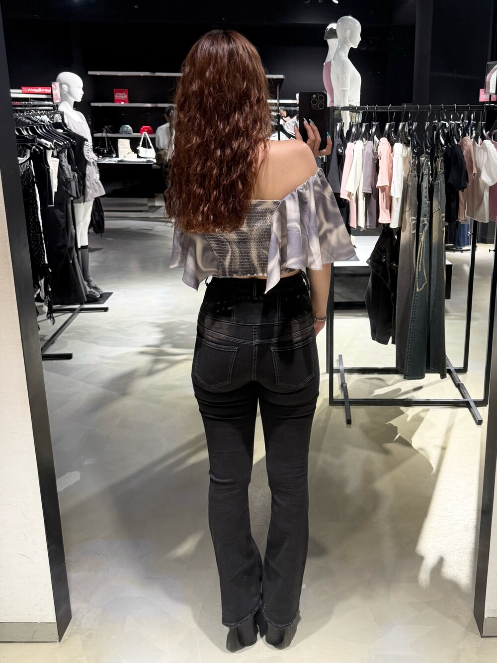 ベージュ系のTシャツ/カットソー、ブラック系のデニムパンツ、ブラック系のサンダルを着用したレディースの夏コーディネートの3枚目の写真