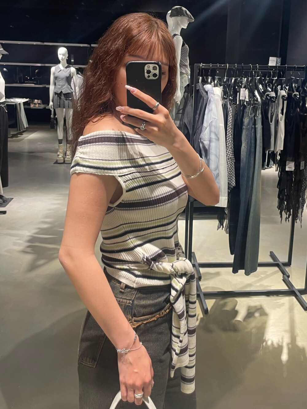 その他のニット/セーター、ブルー系のデニムパンツ、ホワイト系のハンドバッグを着用したレディースの春コーディネートの5枚目の写真