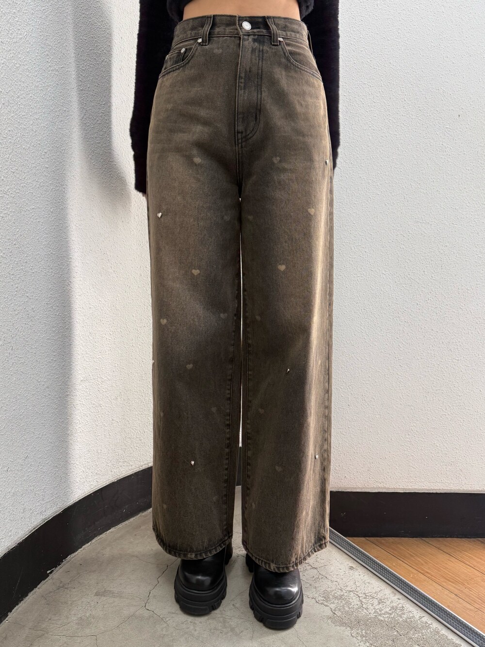 ブラック系のブルゾン、ブラウン系のデニムパンツ、ブラック系のブーツを着用したレディースの秋コーディネートの5枚目の写真