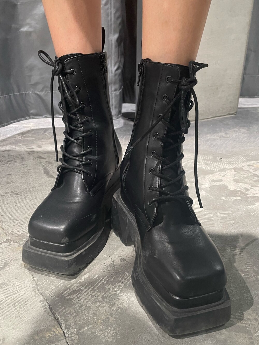 ホワイト系のワンピース、ブラック系のブーツを着用したレディースの冬コーディネートの6枚目の写真