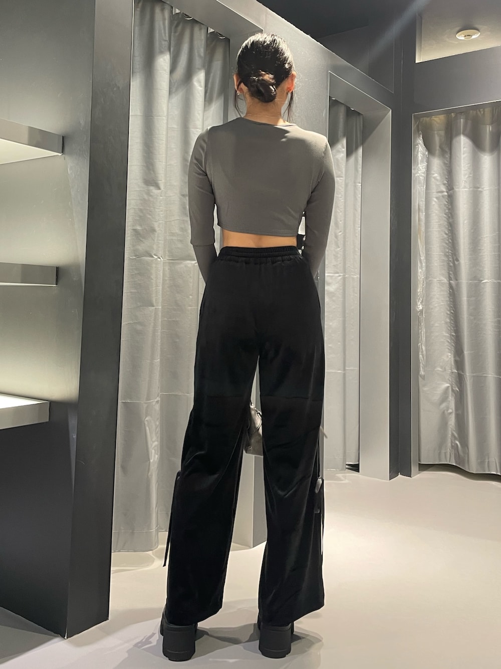 ブラック系のその他パンツ、シルバー系のハンドバッグ、ブラック系のブーツを着用したレディースの秋コーディネートの3枚目の写真