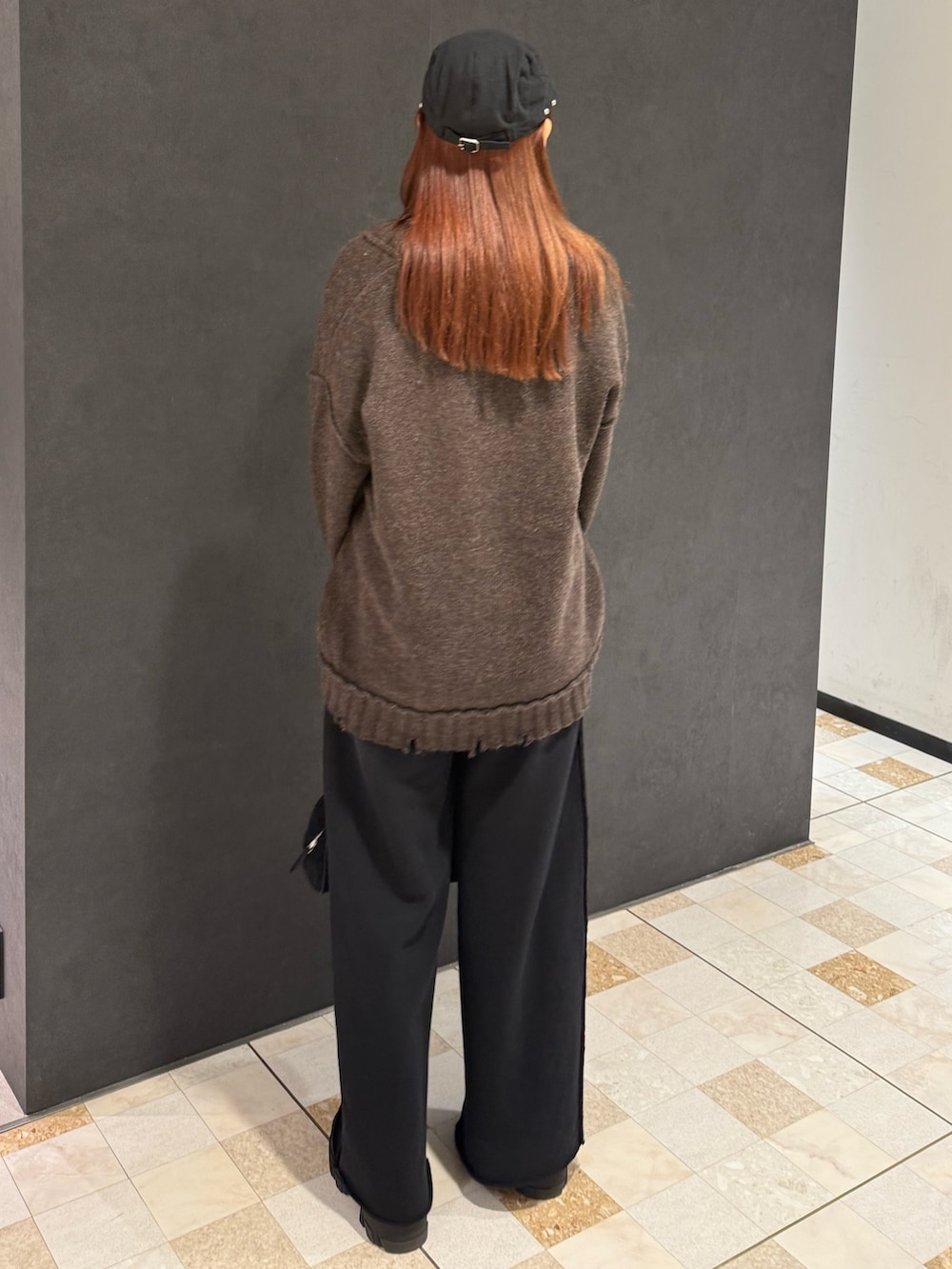 ホワイト系のTシャツ/カットソー、ブラウン系のカーディガン/ボレロ、ブラック系のスウェットパンツを着用したレディースの秋コーディネートの3枚目の写真