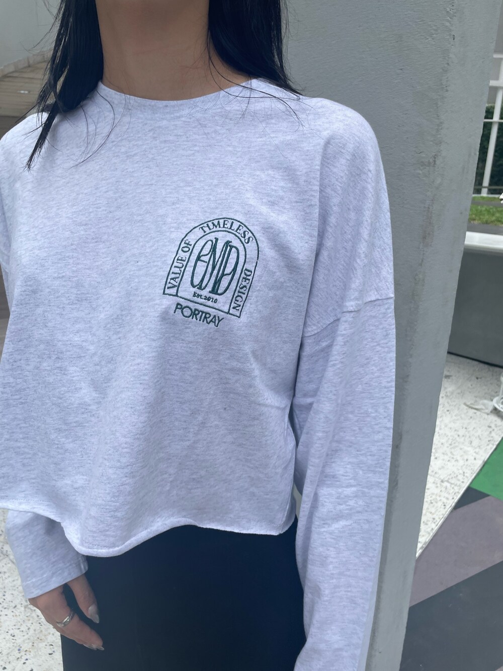 ブラック系のスカート、その他のブーツ、グレー系のTシャツ/カットソーを着用したレディースの秋コーディネートの8枚目の写真