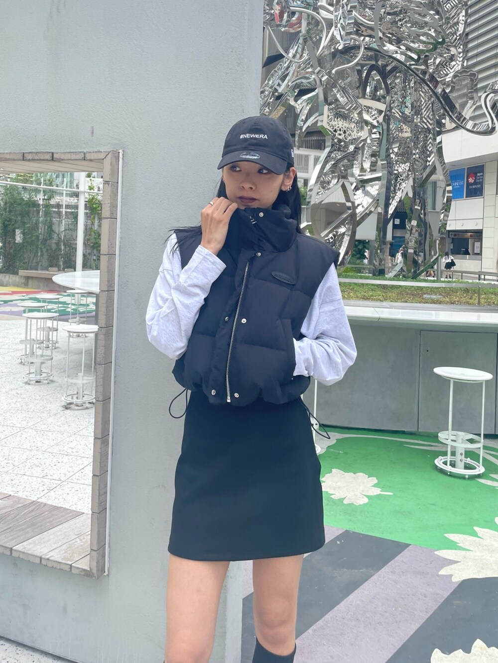 ブラック系のスカート、その他のブーツ、グレー系のTシャツ/カットソーを着用したレディースの秋コーディネートの4枚目の写真