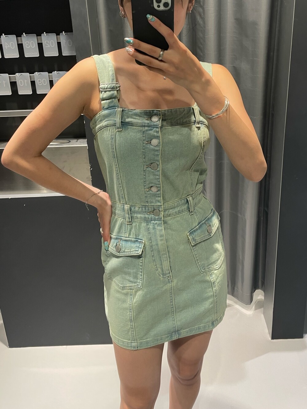 ブルー系のワンピース、ホワイト系のサンダル、シルバー系のネックレスを着用したレディースの夏コーディネートの4枚目の写真